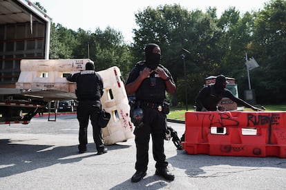 Oficiales de Georgia colocan una barricada cerca de la entrada de la cárcel del condado de Fulton.