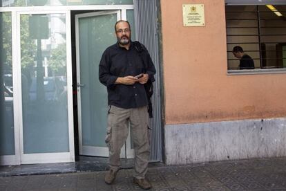 Ali Lmarbet saliendo del consulado de Marruecos en Barcelona