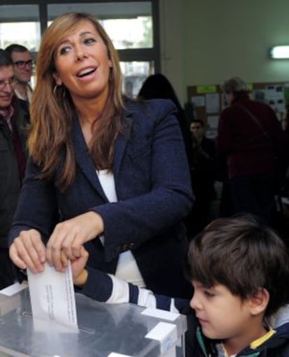 La candidata del PP, Alicia Sánchez- Camacho, vota con su hijo.