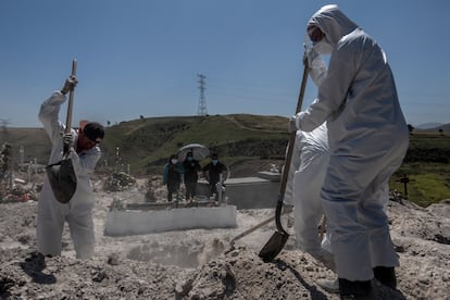 Trabajadores del Gobierno municipal en el entierro del señor Juan Velasco, que falleció por covid-19 en Tijuana (México), el 27 de abril de 2020. Tijuana fue declarada como uno de los puntos críticos de contagios de covid-19, la ciudad ocupó el segundo lugar en muertes en el país.