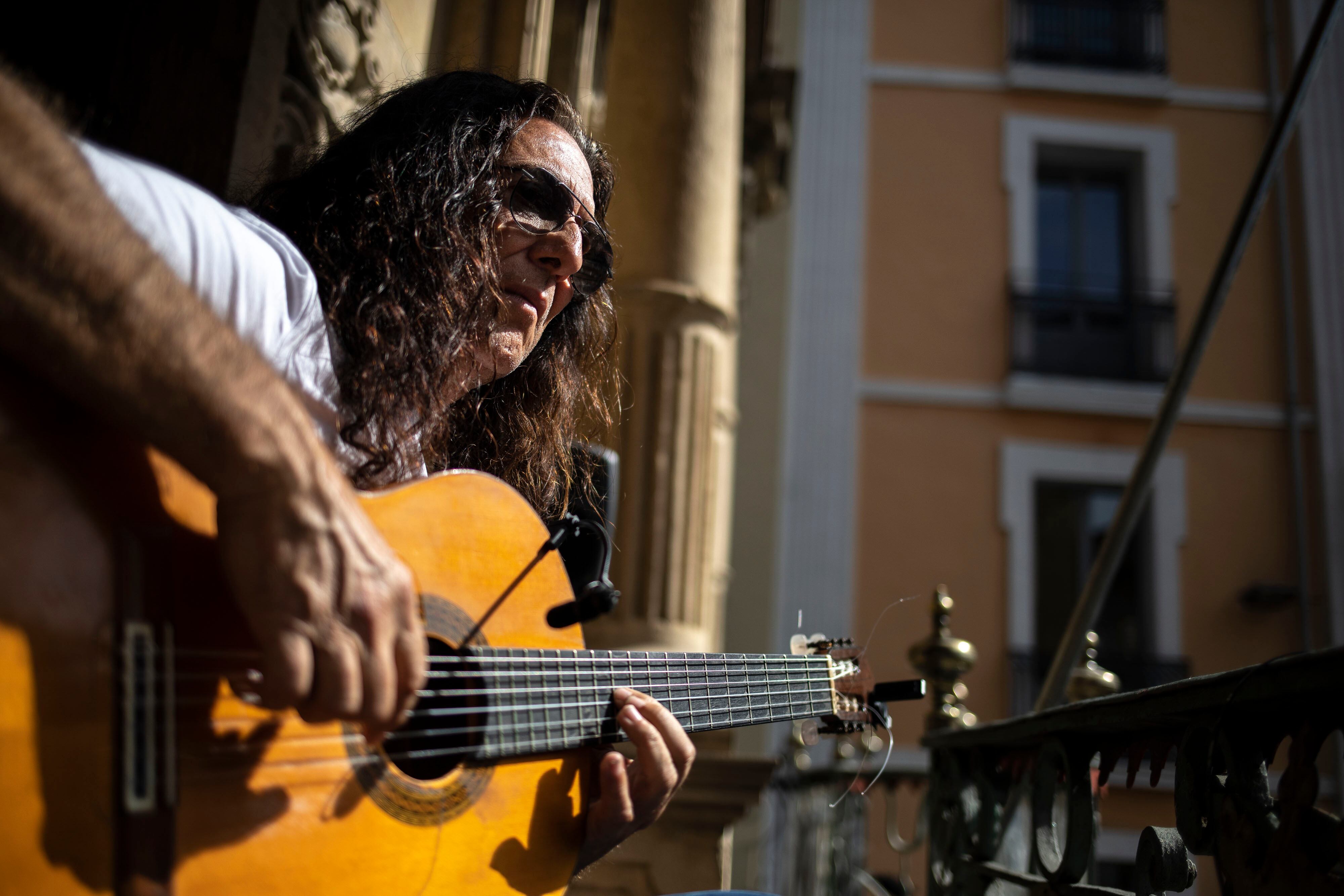 Tomatito en otro momento de su concierto desde el balcón del Ayuntamiento de Pamplona, en el marco de Flamenco on Fire. Imagen concedida por el festival