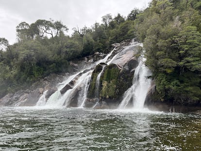 La cascada Las Máquinas, en el Parque Nacional Isla Magdalena (Chile), uno de los sitios que mapea el proyecto.