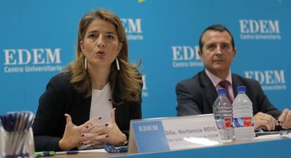 La secretaria general de Edem, Hortensia Roig, junto al presidente del centro, Manuel Palma.