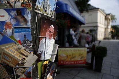 Postales con fotos del papa Francisco expuestas cerca del museo Juan Pablo, en Wadowice, Polonia.