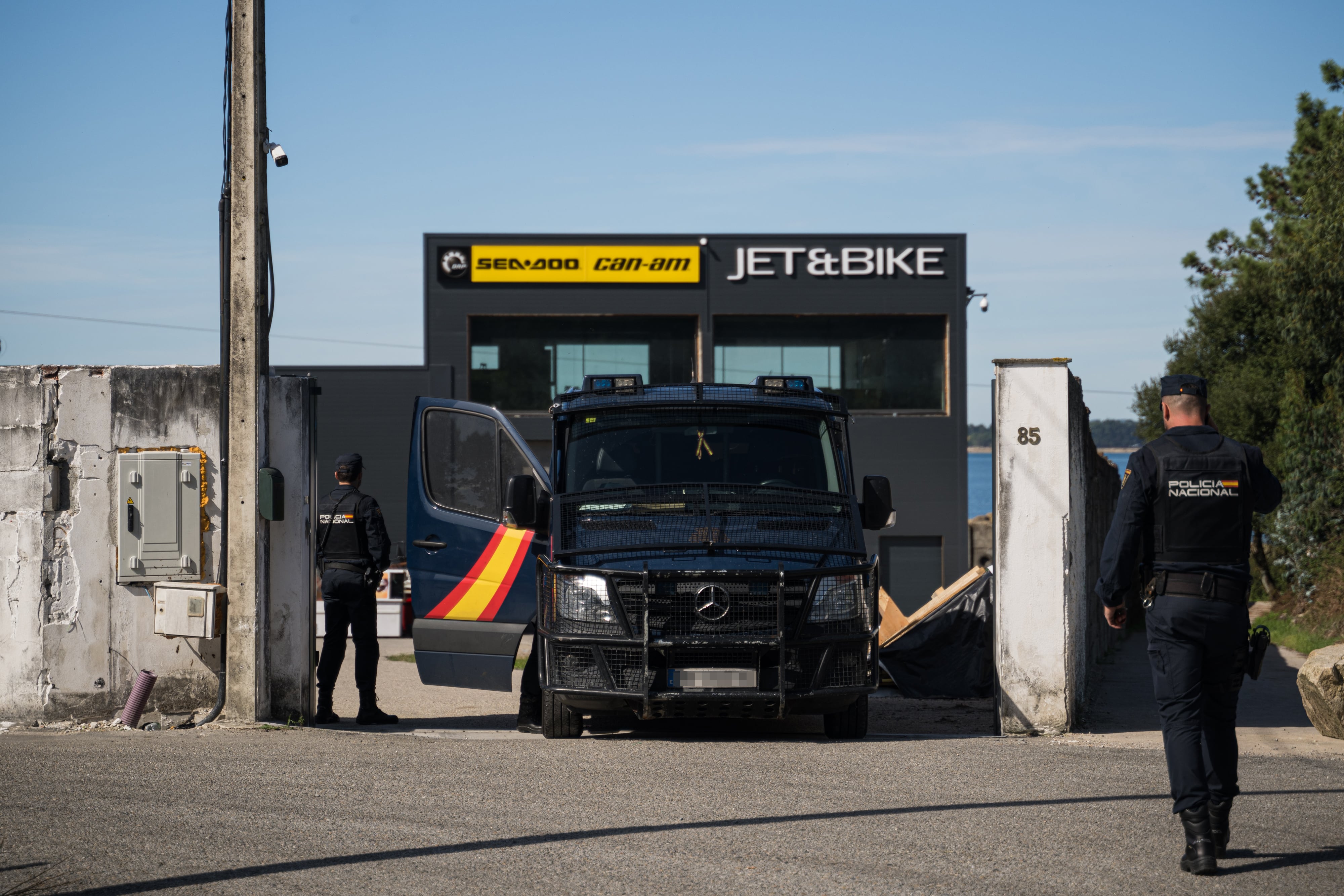 Capturado por primera vez en tierra un alijo de coca de un narcosubmarino en Galicia