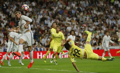 El centrocampista galés del Real Madrid Gareth Bale (i) disputa un balón con el delantero italiano del Villarreal Nicola Sansone (d).