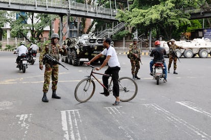 Miembros del ejército de Bangladés paran a ciudadanos, el domingo en Daca.