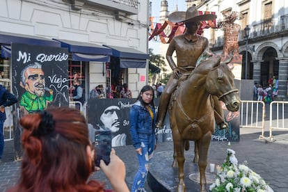 escultura de Vicente Fernández en la Plazuela de los Mariachis