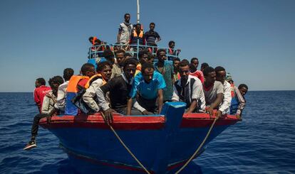 Unos refugiados esperan ser rescatados.