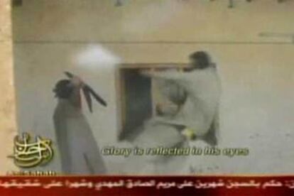 Varios miembros de la red terrorista Al Qaeda practican artes marciales durante los preparativos de los atentados del 11 de septiembre de 2001. (capturado del vídeo difundido por Al Yazira)