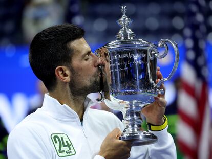 Djokovic besa el trofeo de campeón en la Arthur Ashe de Nueva York.