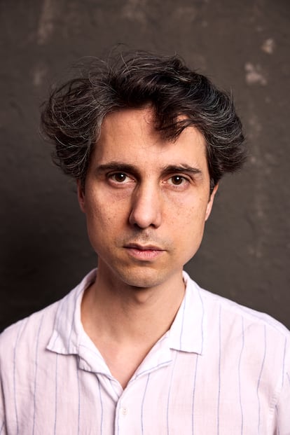 El director Jonás Trueba, en la Travesía de las Vistillas, en el centro histórico de Madrid, escenario de su filmografía.