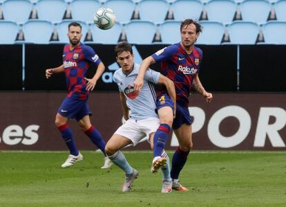 El jugador del Barcelona Ivan Rakitic (a la derecha), en una de las jugadas del partido.