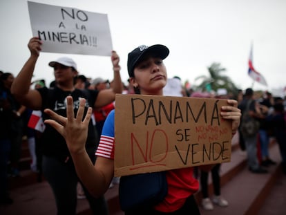 Una manifestante sostiene un cartel con la frase "Panamá no se vende", durante una de las protestas contra el contrato minero, en Ciudad de Panamá, el pasado 24 de octubre.