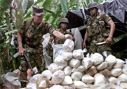 Alijo de cocaína confiscado por el ejército colombiano en la provincia de Putumayo, en febrero de 2001.