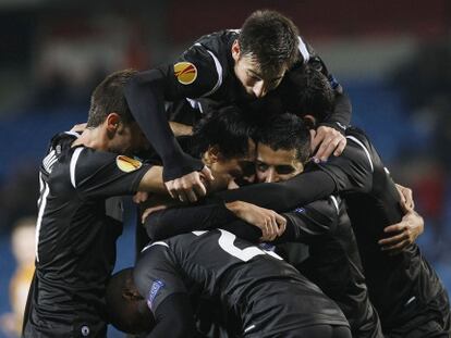 Los jugadores del Levante celebran un gol.