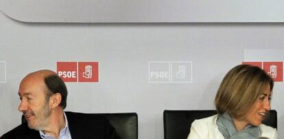 El ex vicepresidente primero del Gobierno Alfredo Pérez Rubalcaba y la exministra de Defensa Carme Chacón.