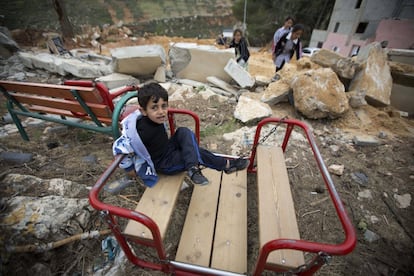 Un niño palestino juega entre los escombros de un parque infantil que fue demolido por las tropas israelíes, ya que fue construído sin permiso, en la ciudad cisjordana de Naplusa.