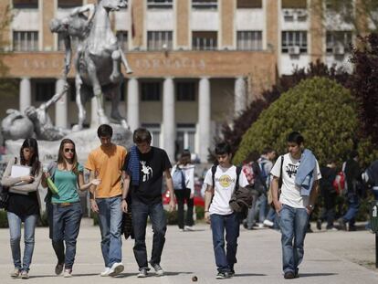 Estudiantes ante una Facultad de la Universidad Complutense