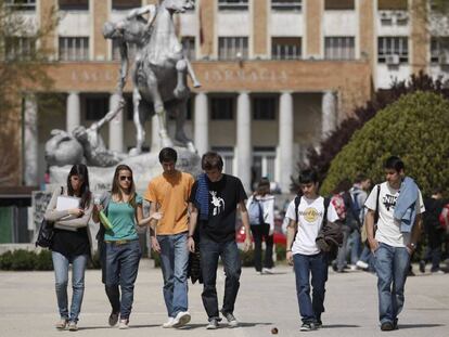 Estudiantes ante una Facultad de la Universidad Complutense.