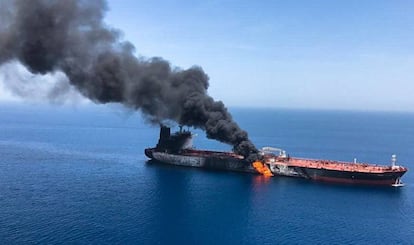 Uno de los barcos atacados en el golfo de Omán