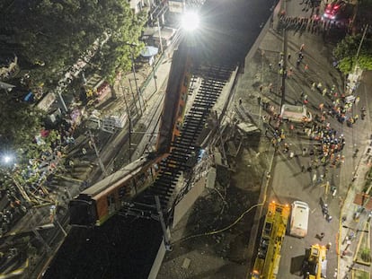 Vista aérea del colapso de la estructura del tramo de la Línea 12 del Metro de Ciudad de México, el 4 mayo de 2021. “Una trabe [viga] se venció en el momento en el que iba pasando el tren”, explicó la jefa de Gobierno de la capital mexicana, Claudia Sheinbaum. Se trató de la mayor tragedia en la ciudad desde el terremoto de 2017, donde 27 personas perdieron la vida y casi 80 resultaron heridas.