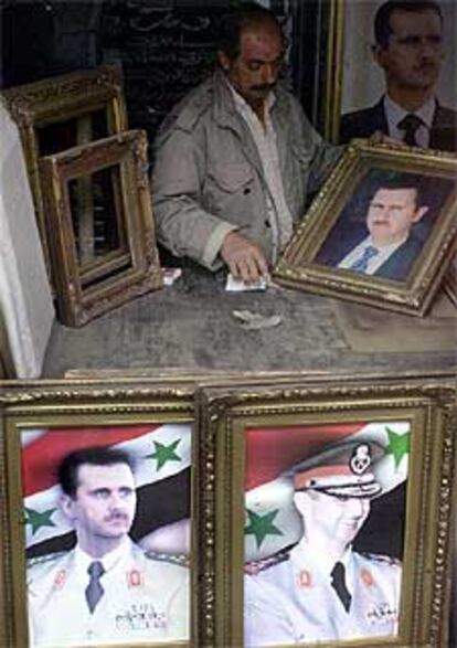 Un comerciante sirio vendiendo retratos del presidente, Bachar al Asad, en Damasco.