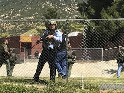 Vários policiais em escola atacada nesta segunda-feira na Califórnia.