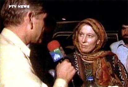 La periodista británica Yvonnne Ridley habla con un reportero de televisión en la frontera paquistaní de Torjam.