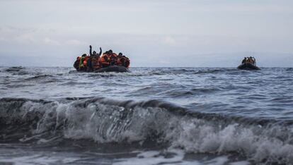 Un bote de refugiados se acerca a la isla de Lesbos.