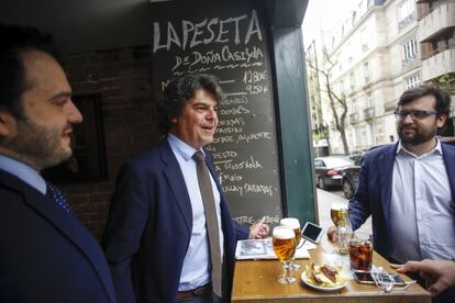 Conversación distendida entre Moragas, su jefe de gabinete Bethencourt (a la derecha) y el sociólogo Andrés Medina