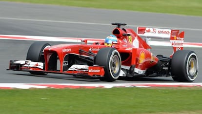 Alonso rueda en el circuito de Silverstone.