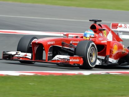 Alonso rueda en el circuito de Silverstone.