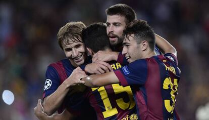 Samper, a l'esquerra, celebra un gol del Barça a l'Apoel Nicòsia.