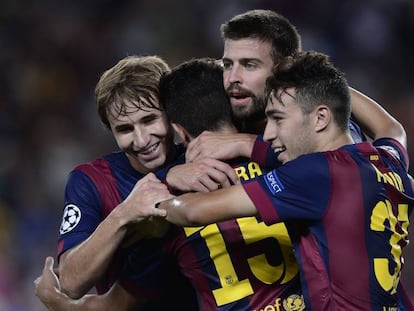 Samper, a la izquierda ,celebra un gol del Barça al Apoel Nicosia.