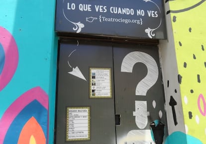 Entrada al Centro Argentino de Teatro Ciego.