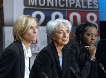 Marielle de Sarnez, del MoDem; Christine Lagarde, ministra de Economía (UMP), y Yama Rade, secretaria de Estado de Derechos Humanos, en un debate.