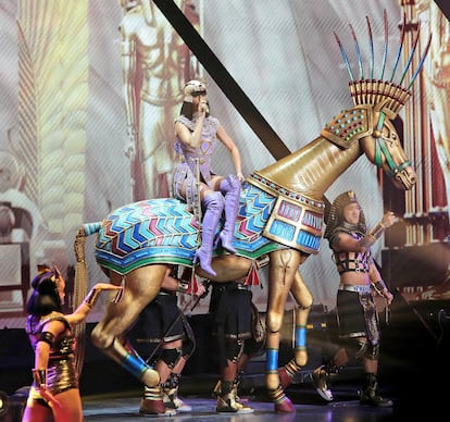 The show had six themes: Prismatic, Egyptian, Cat-Oure, Acoustic, Throw Back and Hyper Neon which had lots of black light costumes and instruments.
