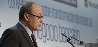 El gobernador del Banco de Espa&ntilde;a, Luis M. Linde, durante el encuentro sobre el modelo de negocio bancario que ha inaugurado hoy en Madrid.