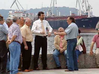 El candidato del BNG, Anxo Quintana (en el centro, con corbata), conversa con prejubilados de astilleros públicos en Ferrol.