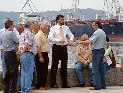 El candidato del BNG, Anxo Quintana (en el centro, con corbata), conversa con prejubilados de astilleros públicos en Ferrol.