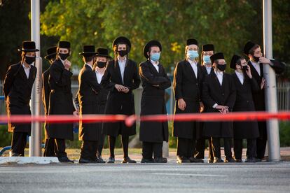 Judíos ultraortodoxos en una zona confinada por un rebrote de la pandemia, el jueves en Ashdod (sur de Israel).