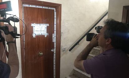 Dos cámaras graban la puerta de la vivienda de la fallecida.