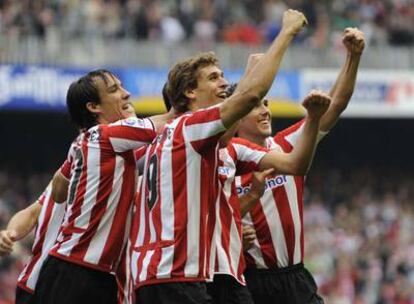 David López, Llorente y GAbilondo, junto a otros compañeros, celebran uno de los goles.