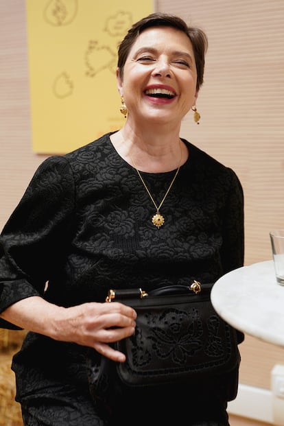 Isabella Rossellini (66 años)
La hija del director Roberto Rossellini y la actriz Ingrid Bergman es lo que se conoce como una “early adopter”, vamos, que se apunta a cualquier novedad tecnológica que aparezca en el mercado. Su instagram es una mezcla de recuerdos familiares, de instantáneas de su hija y su nieta, y de momentos de sus múltiples facetas artísticas. Aunque no llega al mítico nivel de su serie Green Porn, en la que hablaba de las costumbres sexuales de diferentes especies animales, bien vale una visita.