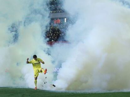 Pereira, delantero del Villarreal, rodeado de humo. 