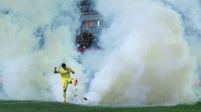 Pereira, delantero del Villarreal, rodeado de humo. 