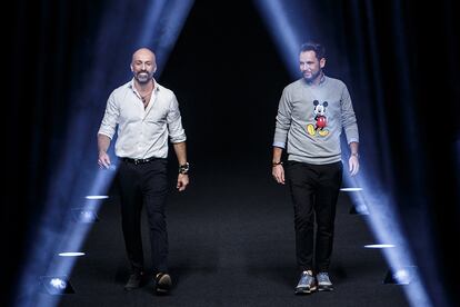 Arnaud Maillard y Álvaro Castejón, durante el desfile de la colección o-i 2017 de Alvarno en la Mercedes-Benz Madrid Fashion Week.