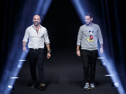 Arnaud Maillard y Álvaro Castejón, durante el desfile de la colección o-i 2017 de Alvarno en la Mercedes-Benz Madrid Fashion Week.