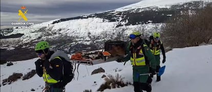 Rescate animales de granja Guardia Civil atrapados por la nieve en un cortijo en Capileira (Granada)